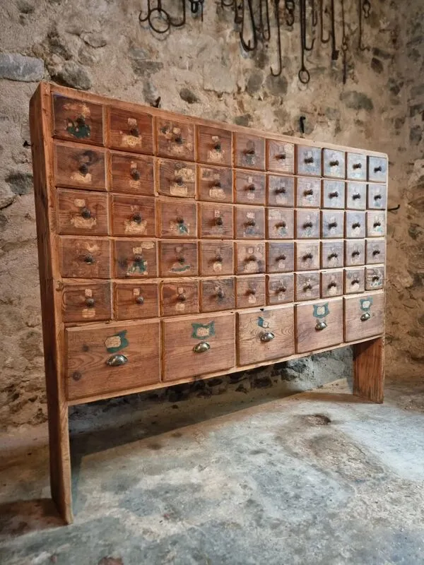 Illustration numéro 5 du produit Armoire à tiroirs en pin antique avec 50 tiroirs, apothicaire ou quincaillerie, XIXe siècle