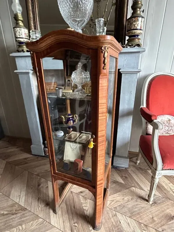 Illustration numéro 5 du produit Petite vitrine Louis XVI en marqueterie
