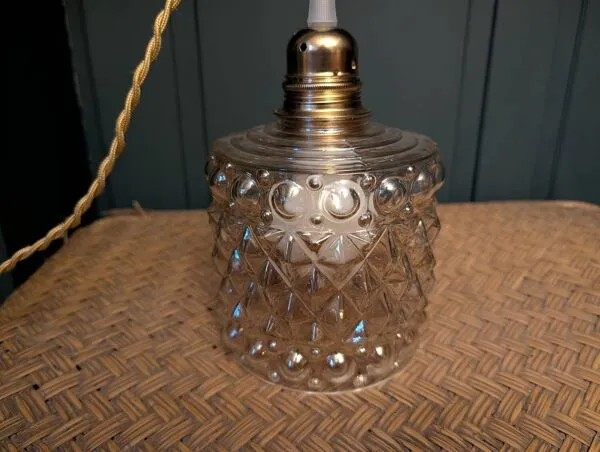 Illustration numéro 5 du produit Abat-jour en verre moulé relief géométrique années 70