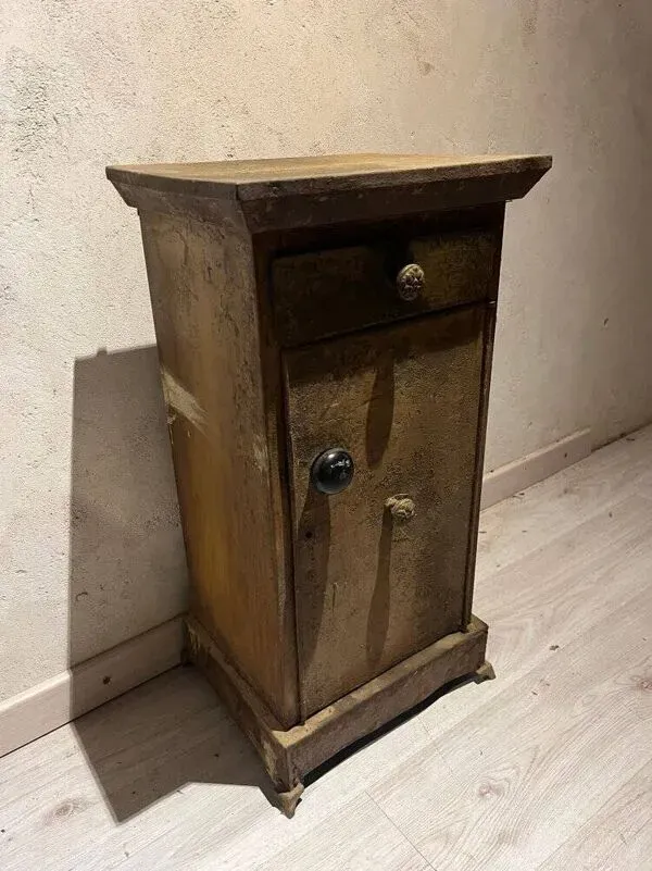 Illustration numéro 5 du produit Meuble en métal riveté table de chevet