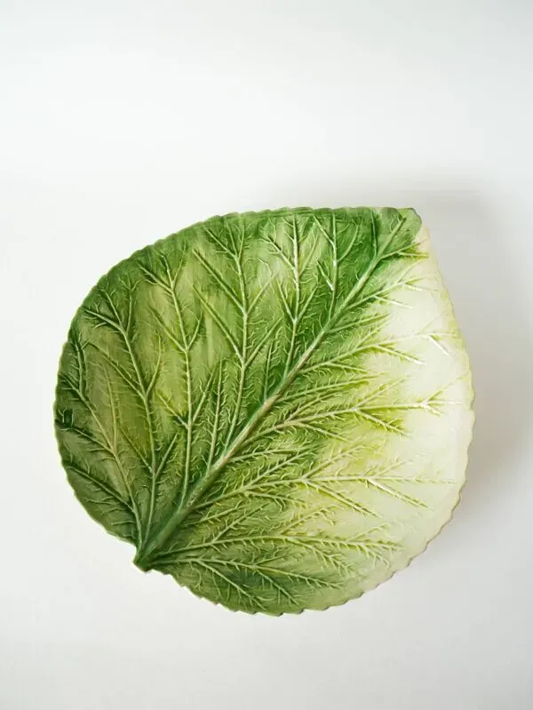 Illustration numéro 5 du produit Grand plat / coupe en barbotine, modèle Feuille, Signée, 1970