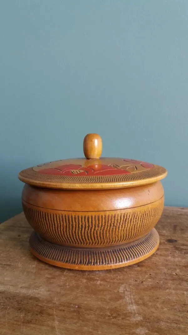 Illustration numéro 5 du produit Pot à tabac, boite en bois tourné, ciselée et peinte, années 20 ou 30