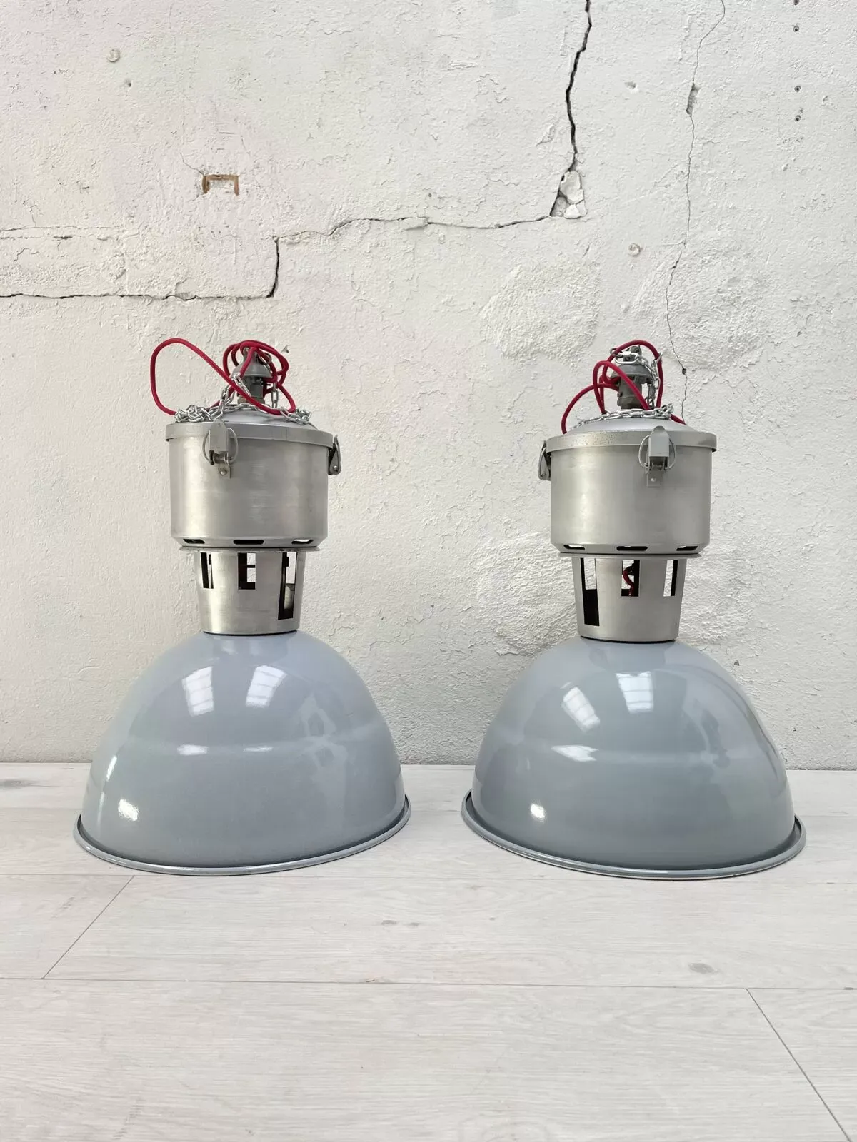 Illustration numéro 5 du produit Paire de lampes industrielles.