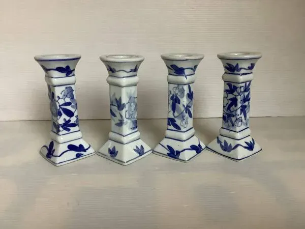 Illustration numéro 5 du produit Quatre bougeoirs aux motifs bleus