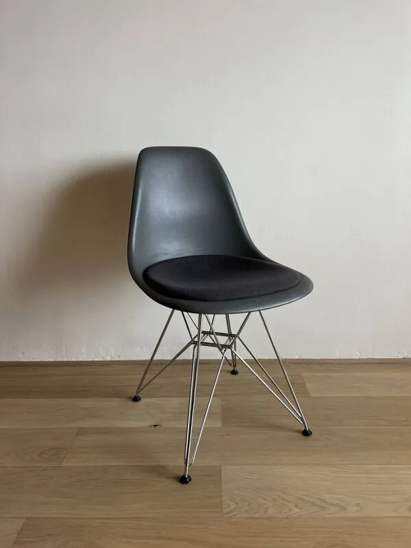 Illustration numéro 5 du produit Lot 4 chaises Eames DSR Vitra originales – avec coussin
