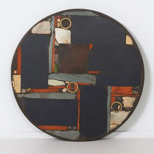 Illustration numéro 5 du produit Table basse ronde par Paul Kingma dans des teintes terreuses, marquée Kingma 1978, Ø99 cm