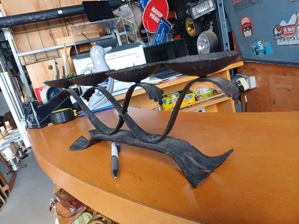 Illustration numéro 5 du produit Bougeoir 4 feux en fer forgé artisanal - Style Brutaliste