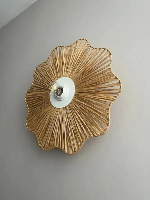 Illustration numéro 5 du produit Applique fleur en raphia tressé – 40×9 cm