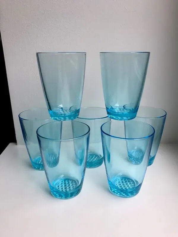 Illustration numéro 5 du produit Lot de 7 verres à eau made in france en verre bleu années 70
