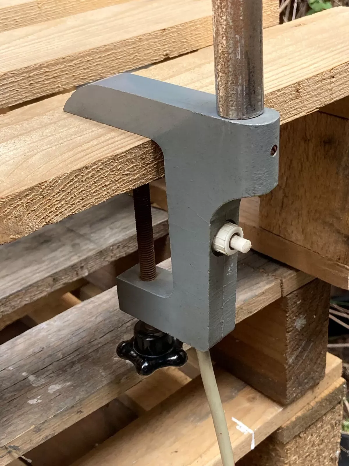 Illustration numéro 5 du produit Lampe d'atelier sur flexible métallique annelé