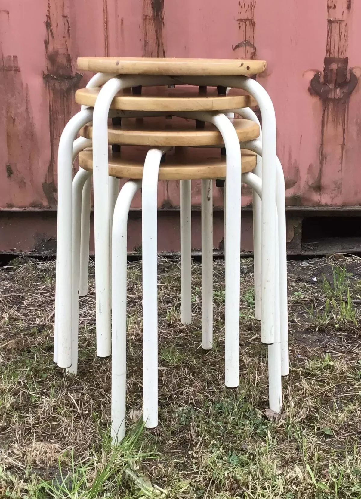 Illustration numéro 5 du produit Suite de 4 tabourets style industriel bois et métal