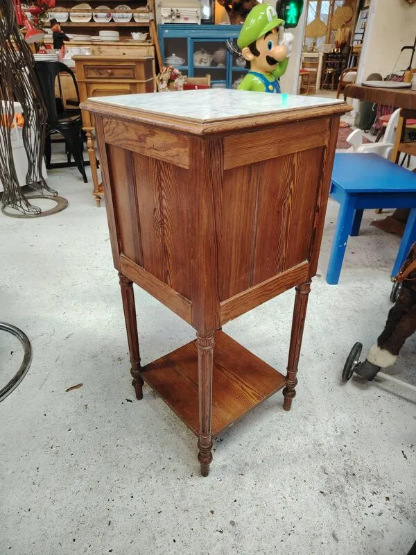 Illustration numéro 5 du produit Table de nuit ancienne en bois massif et marbre – XIXème