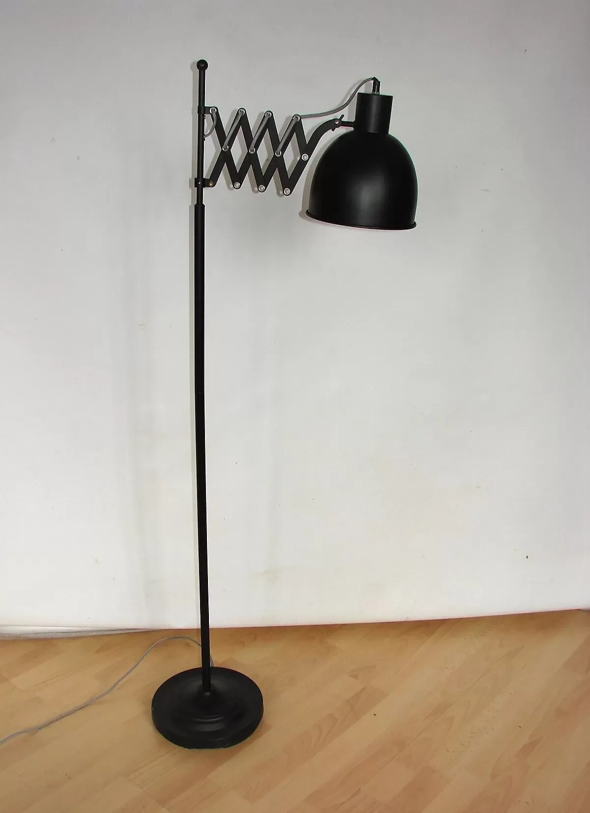 Illustration numéro 5 du produit Lampadaire style loft, années 1990