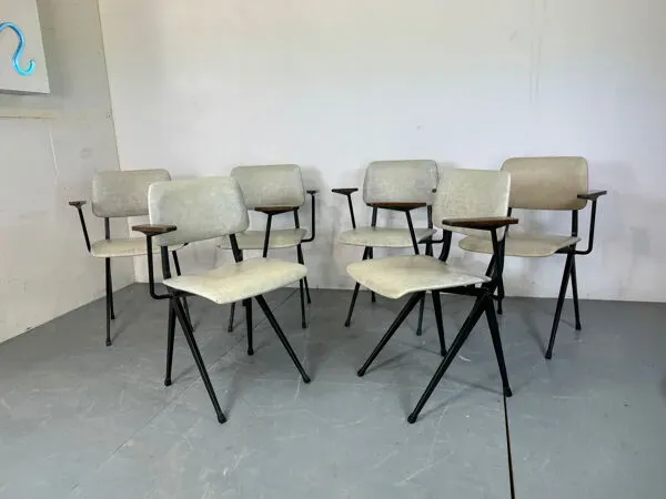 Illustration numéro 5 du produit 6 chaises industrielles en acier de style Mid-Century avec accoudoirs en bois de Marko