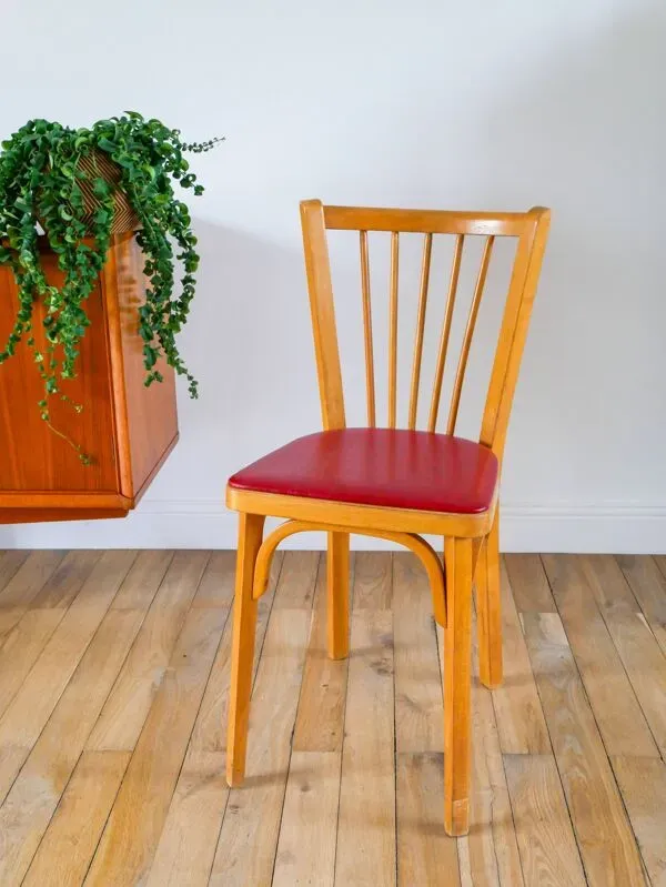 Illustration numéro 5 du produit Chaise bistrot Baumann en chêne blond et skaï rouge, 1950