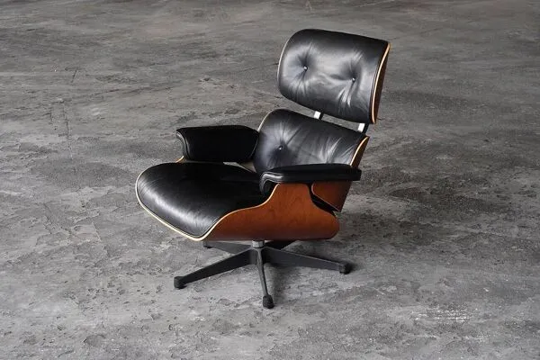 Illustration numéro 5 du produit Fauteuil Lounge par Ray & Charles Eames pour Vitra, années 2000.