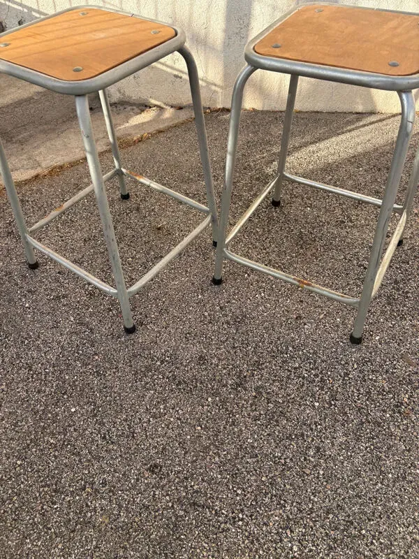 Illustration numéro 5 du produit 2 tabourets industriels en bois et métal gris