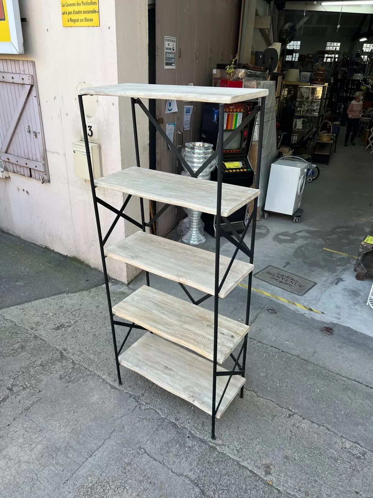 Illustration numéro 5 du produit Étagère style industriel en bois clair et fonte