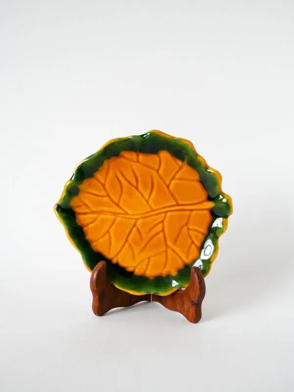 Illustration numéro 5 du produit Vide-poche en barbotine feuille jaune et vert, 1970