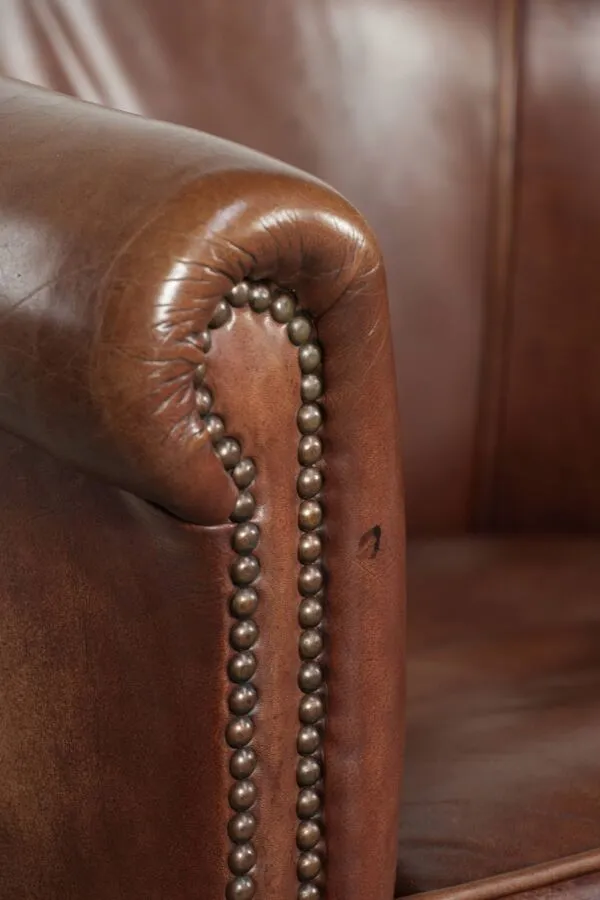 Illustration numéro 5 du produit Fauteuil club en cuir de vachette de belle couleur cognac foncé dans le style anglais.