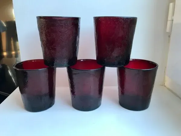 Illustration numéro 5 du produit Lot de 5 verres en verre coloré bordeaux années 70