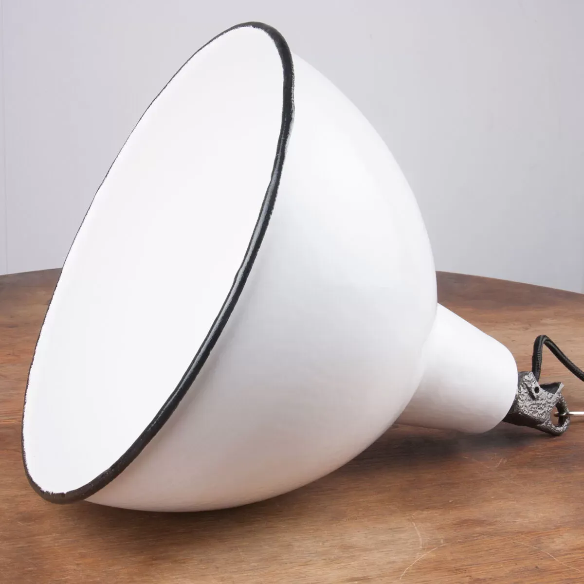 Illustration numéro 5 du produit Suspension industrielle en émail de Pologne, couleur blanche, 1960