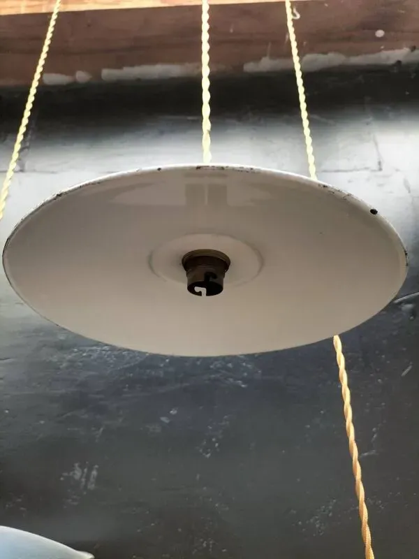 Illustration numéro 5 du produit 3 suspensions en tôles émaillées