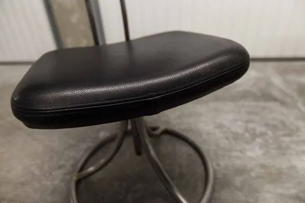 Illustration numéro 5 du produit Chaise de bureau tournantes Armée française cuir neuf