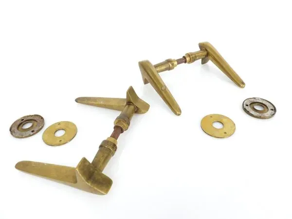 Illustration numéro 5 du produit 2 paires de poignées de porte modernistes en laiton massif 1950–1960