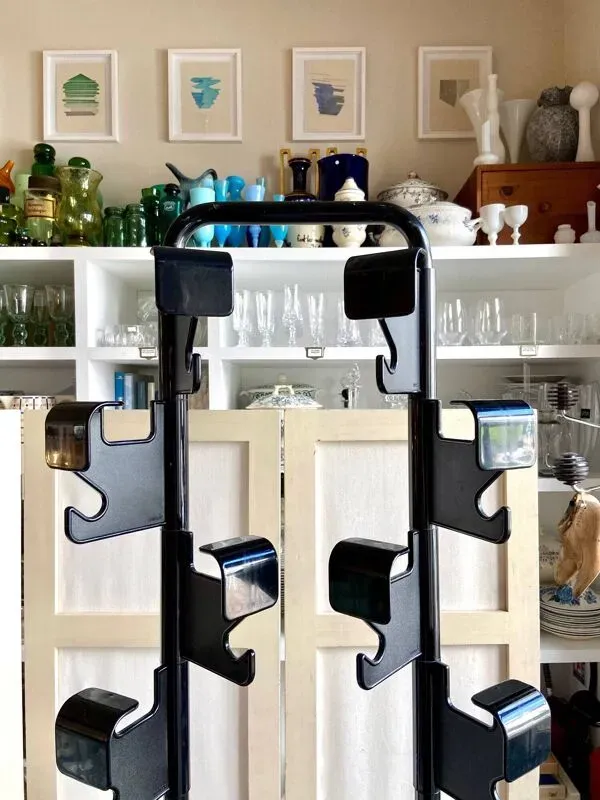 Illustration numéro 5 du produit Porte-manteaux 8 patères en métal et plastique noir par Jean-Pierre Vitrac pour Manade, années 1970