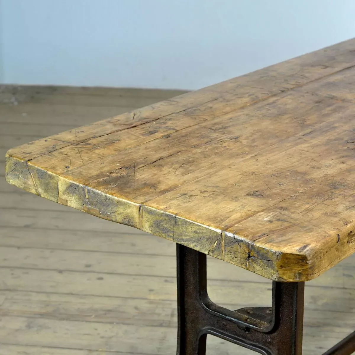 Illustration numéro 5 du produit Table Industrielle Avec Un Plateau En Vieux Pin