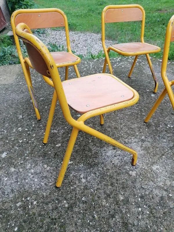 Illustration numéro 5 du produit Lot de 4 chaises d'écolier vintage