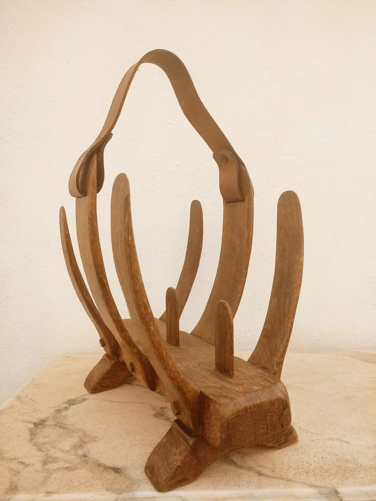 Illustration numéro 5 du produit Porte revue forme organique en bois et cuir