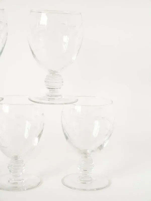 Illustration numéro 5 du produit ensemble de 5 petits verres à vin pieds travaillé, en cristal gravé, Art No