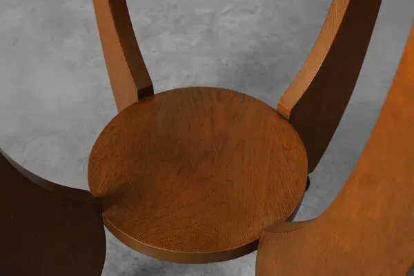 Illustration numéro 5 du produit Table d'appoint ronde en chêne de l'École d'Amsterdam, Pays-Bas, vers 1920