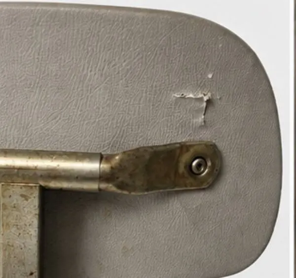 Illustration numéro 5 du produit Chaise d’atelier vintage réglable en métal patiné et skaï gris