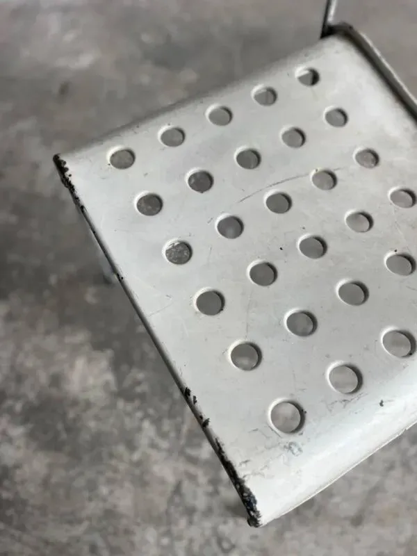 Illustration numéro 5 du produit Chaise Omstak en acier laqué blanc, conçue par Rodney Kinsman pour Bieffeplast (1971). Piètement traîneau industriel