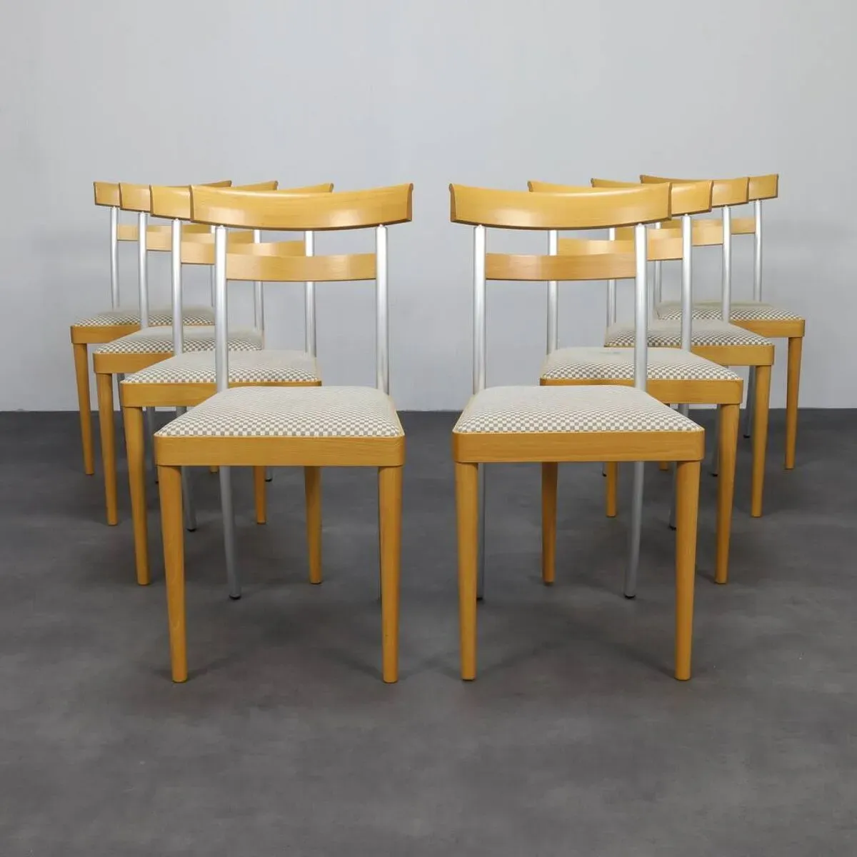 Illustration numéro 5 du produit 8 chaises de salle à manger postmodernes par Arco, années 1990