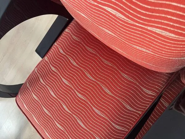 Illustration numéro 5 du produit Fauteuil Art Déco, laque noire et tissu rouge, France vers 1930