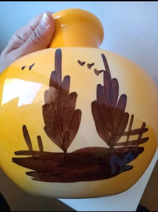 Illustration numéro 5 du produit Vase Artisanat Vintage 'Scène de Campagne' - Émail Jaune Ocre Brillant