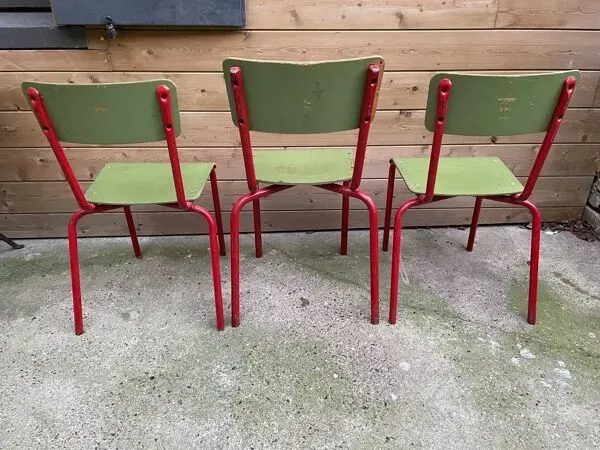 Illustration numéro 5 du produit Lot de 3 chaises d’école vintage