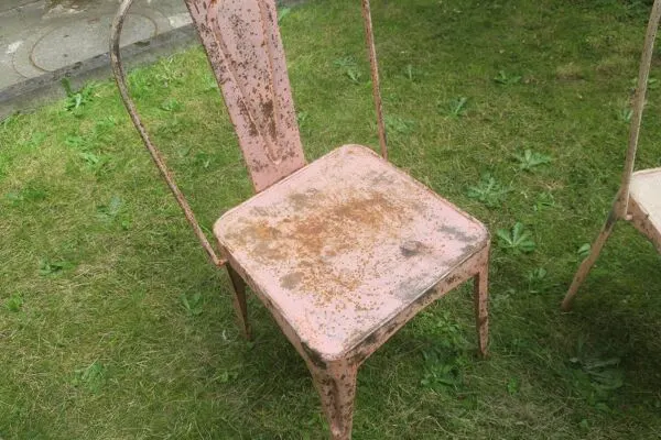 Illustration numéro 5 du produit Ensemble de 3 chaises de bistrot / de jardin inspirées par le style art nouveau Tolix.