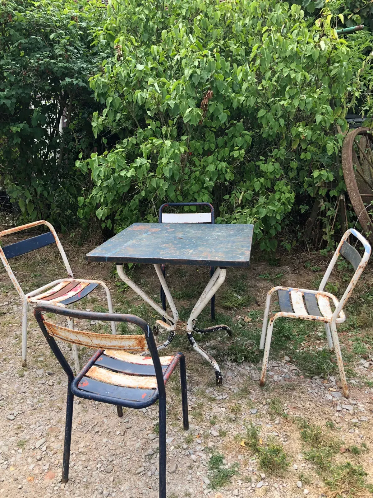 Illustration numéro 5 du produit Table Hélix avec ses 4 chaises
