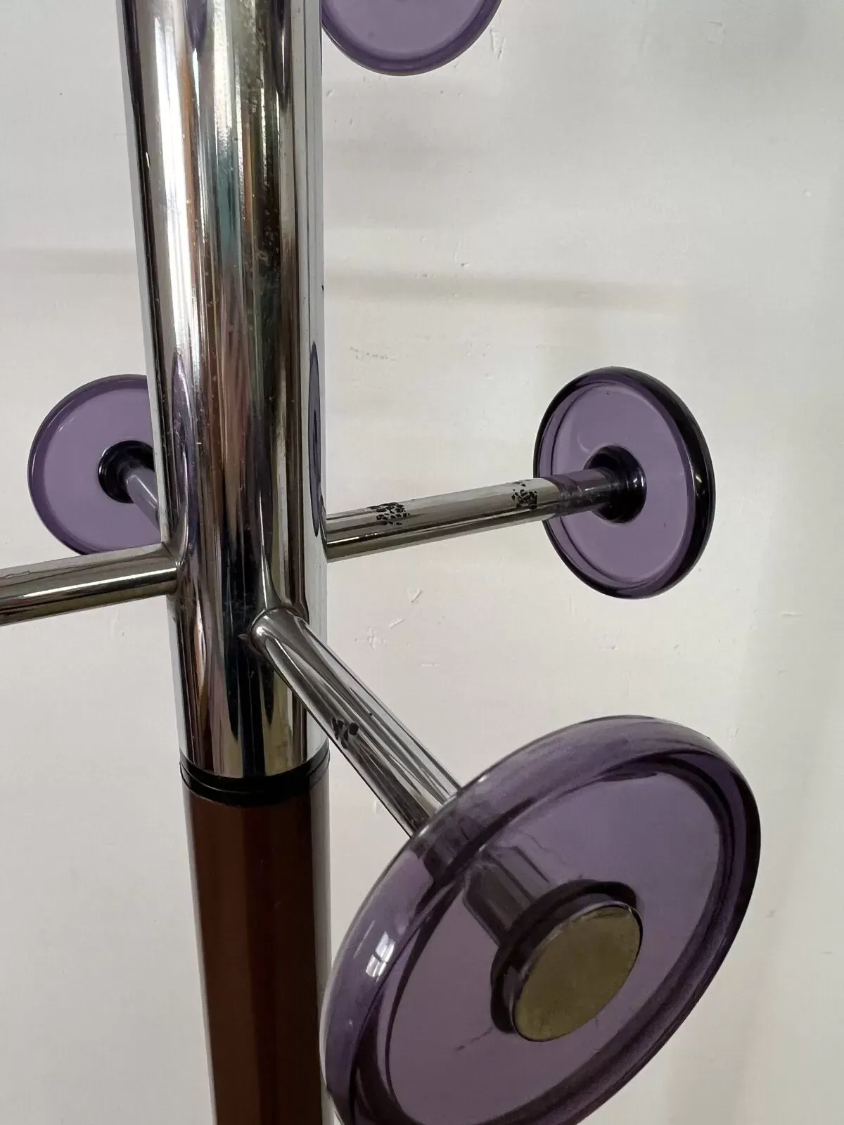 Illustration numéro 5 du produit Porte manteau industriel en métal chromé