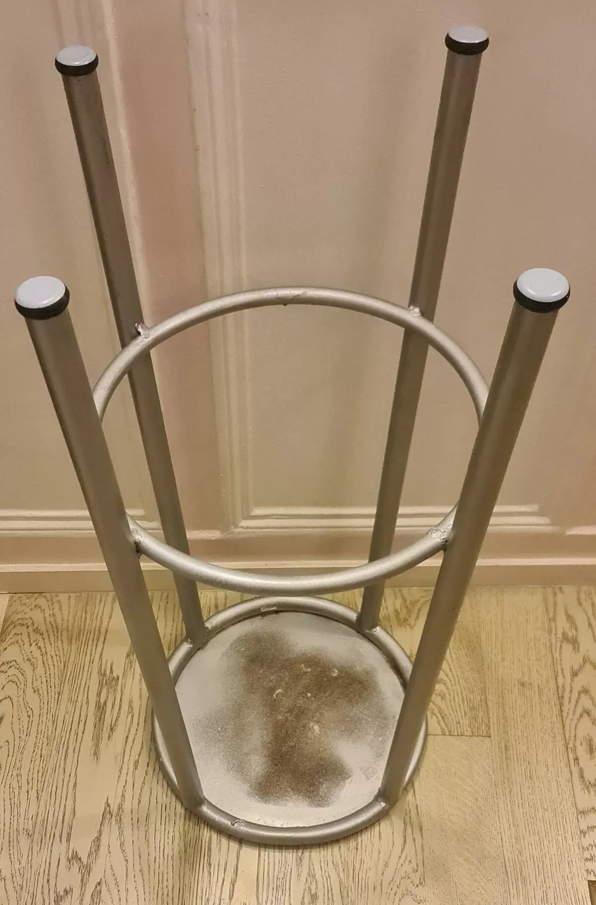 Illustration numéro 5 du produit Tabouret ancien en fer industriel repeint gris métallisé parfait etat