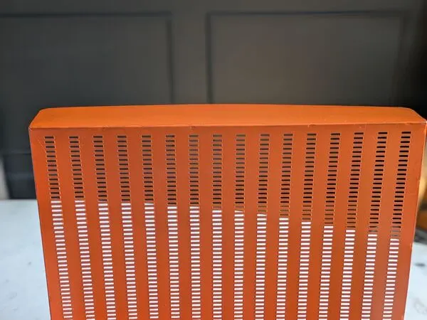 Illustration numéro 5 du produit Porte revues vintage en métal perforé orange/Style Mathieu Mategot/70'