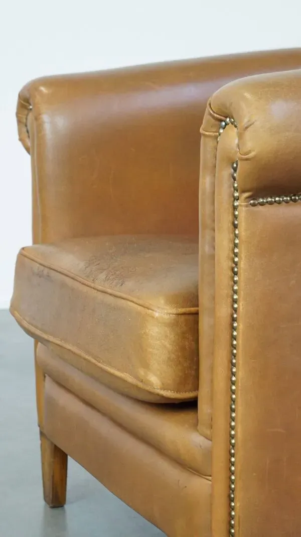 Illustration numéro 5 du produit Fauteuil club en cuir de mouton de couleur cognac neutre et en bon état