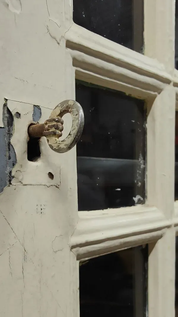 Illustration numéro 5 du produit Ancienne bibliothèque d'école, vaisselier blanc patiné deux corps année 1888