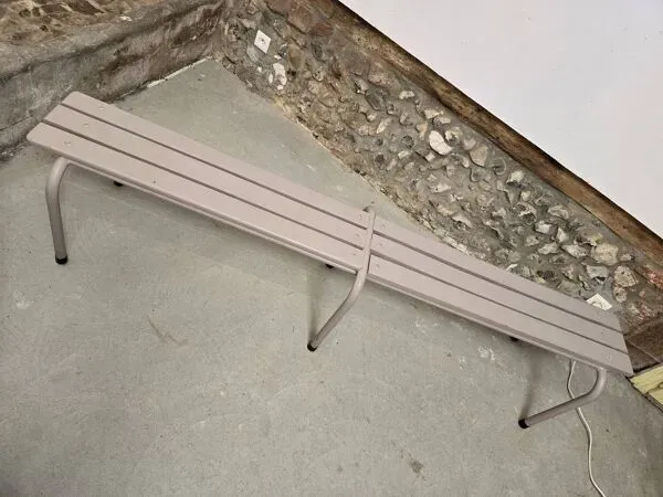 Illustration numéro 5 du produit Banc d'école relooké mauve clair 1970 taille adulte