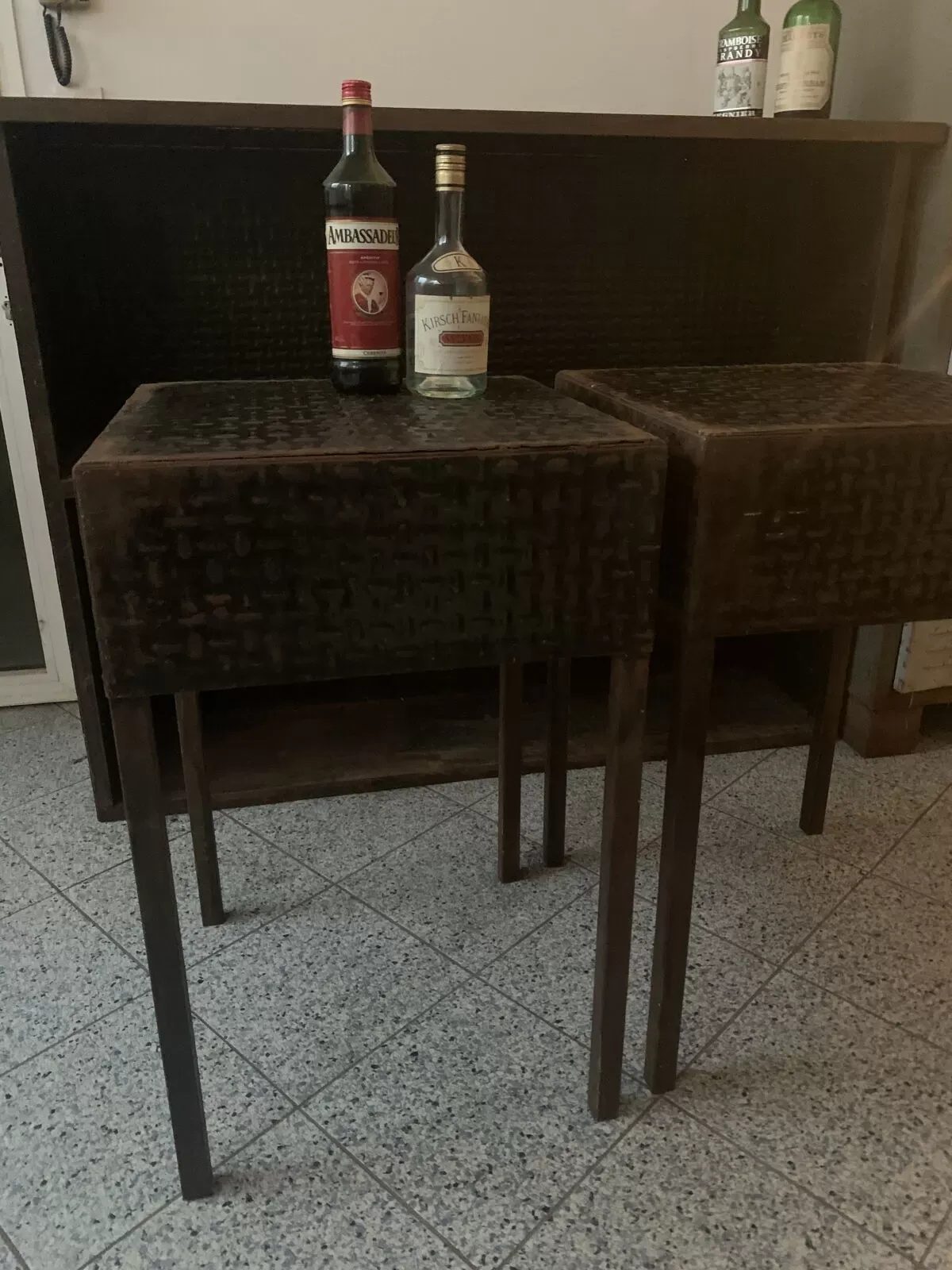 Illustration numéro 5 du produit Paire de tables d'appoint métal vintage